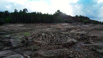 acéré fantôme village émerge de fissuré Terre, sécheresse dans galice aérien vue video