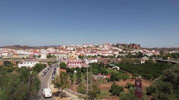 aereo cavalcavia di il portoghese città di silves nel il algarve regione video