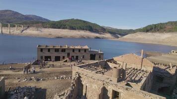 aceredo fantasma villaggio emerge a partire dal Cracked terra, siccità nel Galizia aereo Visualizza video