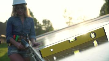 vrouw ingenieur installeren nieuw zonnig batterijen Bij zonsondergang. de toekomst is vandaag video