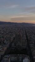 vertikal video av sagrada familia katedral, i barcelona på soluppgång antenn se