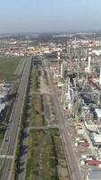 vertical vídeo de petróleo refinería aéreo ver video