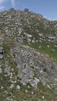 Vertikale Video von Grün Berg Felsen Natur Hintergrund Antenne Aussicht