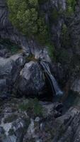 Vertikale Video von Wasserfall. Natur Landschaft Antenne Aussicht