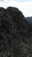 Vertikale Video von hoch Berge Antenne Aussicht