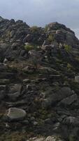 Vertikale Video von hoch Berge Antenne Aussicht