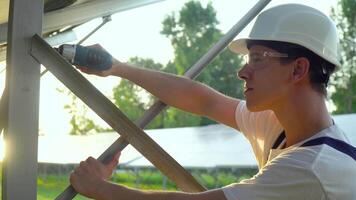 el hombre es comprobación el solar batería Si eso trabajos Bueno. verde energía concepto video