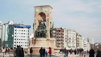 kalkoen Istanbul 12 mei 2023. Taksim plein met Taksim muis Bij de achtergrond video