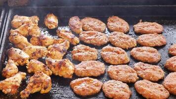 Rindfleisch und Hähnchen Steaks auf das Grill mit Flammen. video