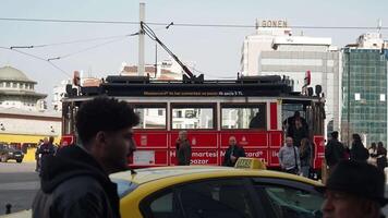 Turquía Estanbul 12 mayo 2023. nostálgico rojo tranvía en taksim cuadrado.. video