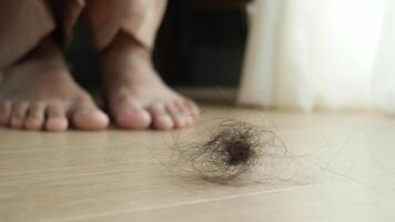 women lost hair drops on floor video