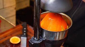 knijpen sinaasappels in oranje sap Bij cafe. video