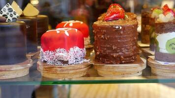 exibição do delicioso olhando bolos dentro uma pastelaria fazer compras. video
