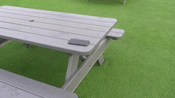 forget smartphone on a park bench, lost smart phone video