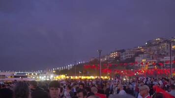 kalkoen Istanbul 29 th oktober 2023. hand- Holding Turks vlag viert 100 jaar verjaardag net zo een republiek. video