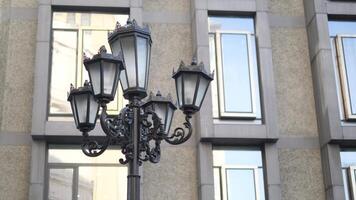 elegant Straße Lampe im ein Stadt video