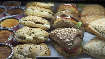 uma exibição caso preenchidas com uma variedade do velozes Comida sanduíches e pastelaria video