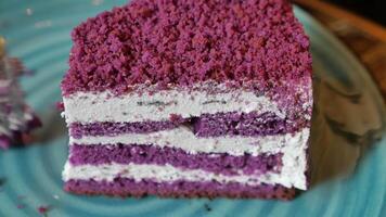 Coupe une pièce de violet velours gâteau avec crème video