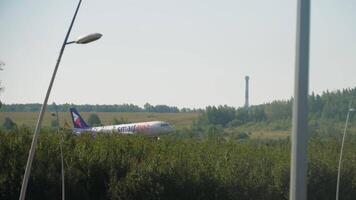 santo pietroburgo, Russia - luglio 26, 2022. boeing 737, ra-73658 di smartavia atterraggio a pulkovo aeroporto, lato Visualizza. passeggeri aereo, volo in arrivo. viaggio concetto video