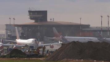 Moskou, Russisch federatie - september 12, 2020. panorama van sheremetyevo luchthaven. bouw uitrusting Aan landingsbaan 24c, majoor reparaties. video