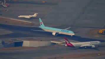 hong kong - noviembre 09, 2019. soñador boeing 787 de qantas rodaje a hong kong aeropuerto, parte superior vista. qantas vías respiratorias limitado es un australiano aerolínea. coreano aire en el calle de rodaje video