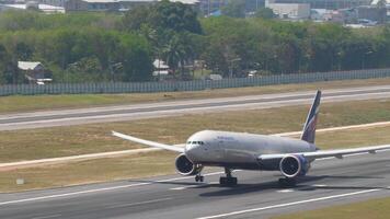 phuket, Tailandia - febrero 23, 2023. pasajero chorro avión boeing 777, ra-73146 de aeroflot tomar apagado a phuket aeropuerto. viaje concepto video