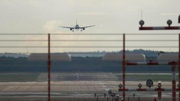 aereo si avvicina atterraggio su il pista di decollo. passeggeri Jet in arrivo, Visualizza di il fine pista di decollo. aria viaggio e turismo concetto video