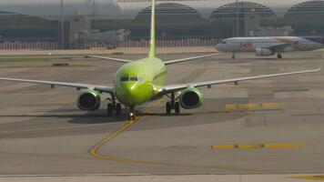 BANGKOK, THAILAND - MARCH 02, 2023. Boeing 737 of S7 Airlines taxiing to the terminal at Suvarnabhum airport video