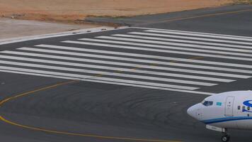 Phuket, Tailandia - febbraio 19, 2023. boeing 737, up-b3727 di escrementi su il pista di decollo a Phuket aeroporto. aereo è rullaggio su il aeroporto. viaggio concetto video