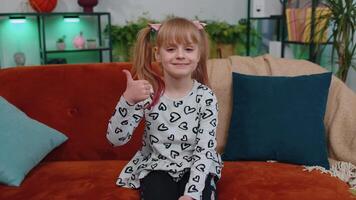 feliz jovem pequeno menina criança levanta polegares acima, Boa opinião, gostar aprovar positivo placa gesto video