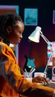 Vertikale Video afrikanisch amerikanisch Mädchen Verwendet künstlich Intelligenz Software zum Maschine Lernen und Wolke rechnen, Terminal Fenster Programmierung Sprache. es Schüler studieren tief Lernen ai Hardware. Kamera b.