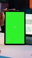 verticaal video Afrikaanse Amerikaans meisje Holding tablet met groene scherm lay-out, dirigeren gegevens analyse voor financieel of economie cursussen. leerling toepassingen geïsoleerd mockup Scherm Aan apparaat, werk van huis. camera a.