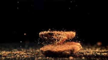 biscuits avec pièces de Chocolat tomber sur le table et émietter. sur une noir Contexte. filmé est lent mouvement 1000 fps.haut qualité Full HD métrage video