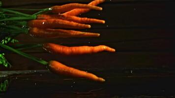 Frais carottes tomber sur le tableau. filmé est lent mouvement 1000 ips. haute qualité Full HD métrage video