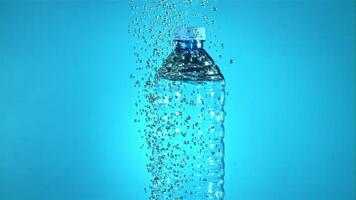 un botella de agua con aire burbujas debajo agua. en un azul antecedentes. filmado en un alta velocidad cámara a 1000 fps. alto calidad full HD imágenes video
