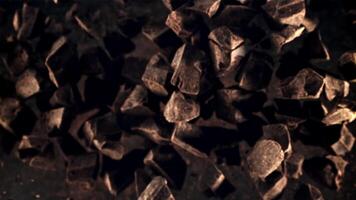 pezzi di cioccolato volare a parte e ruotare nel volo. superiore Visualizza. girato è lento movimento 1000 fps. video