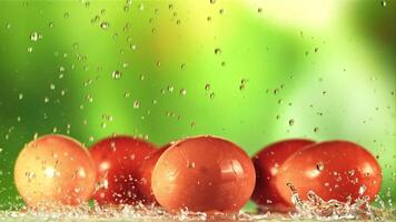 gotas de agua otoño en Fresco huevos. en un verde antecedentes. filmado es lento movimiento 1000 fps. video