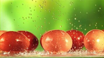 gotas de agua otoño en Fresco huevos. en un verde antecedentes. filmado es lento movimiento 1000 fps. video