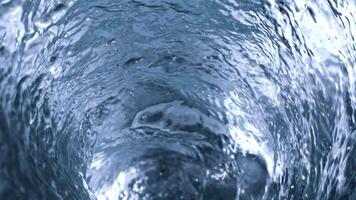 super langzaam beweging van water in een whirlpool. hoog kwaliteit full HD beeldmateriaal video