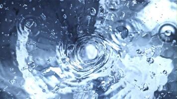 Drehung von Wasser durch ein Whirlpool mit Luft Blasen. Makro Hintergrund. das Textur von das Wasser. gefilmt ist schleppend Bewegung 1000 fps. video