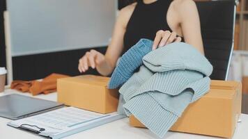 mujer de negocios puesta en marcha empresaria de pequeña empresa sme éxito. mujer independiente que trabaja en casa con entrega de paquetes en línea. concepto de entrega de pymes y embalajes video