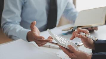 Finanzmanagertreffen zur Diskussion des Erfolgs des Unternehmenswachstumsprojekts Finanzstatistik, professioneller Investor, der ein Startprojekt für den Strategieplan mit Dokument, Laptop und digitalem Tablet arbeitet. video