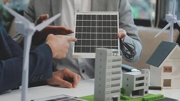 sol- panel grön eller förnybar energi företag begrepp, grupp av företag människor möte på sol- cell panel teknologi och planera tillsammans video