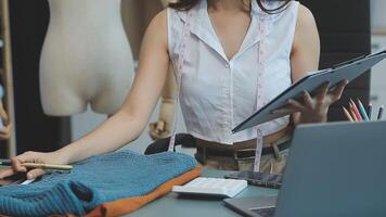 mujer joven propietaria de una pequeña empresa que trabaja en la oficina en casa. entrega de empaques de marketing en línea, empresaria de pymes emergentes o concepto de mujer independiente. propietario de una pequeña empresa video