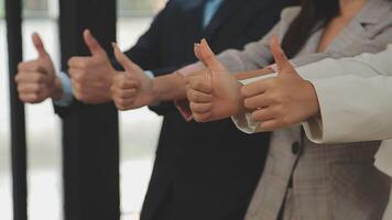 Finanzmanagertreffen zur Diskussion des Erfolgs des Unternehmenswachstumsprojekts Finanzstatistik, professioneller Investor, der ein Startprojekt für den Strategieplan mit Dokument, Laptop und digitalem Tablet arbeitet. video