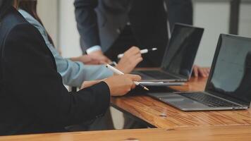 réunion du directeur financier discutant des statistiques financières sur le succès du projet de croissance de l'entreprise, investisseur professionnel travaillant sur un projet de démarrage pour un plan stratégique avec document, ordinateur portable et tablette numérique. video