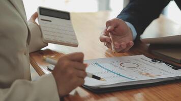 réunion du directeur financier discutant des statistiques financières sur le succès du projet de croissance de l'entreprise, investisseur professionnel travaillant sur un projet de démarrage pour un plan stratégique avec document, ordinateur portable et tablette numérique. video