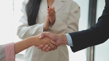 Business-Handshake für die Teamarbeit von Unternehmensfusionen und -übernahmen, erfolgreiche Verhandlungen, Handshake, zwei Geschäftsleute schütteln sich die Hand mit dem Partner zur Feier der Partnerschaft und des Geschäftskonzepts video