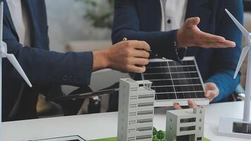 zonne- paneel groen of hernieuwbaar energie bedrijf concept, groep van bedrijf mensen vergadering Aan zonne- cel paneel technologie en planning samen video
