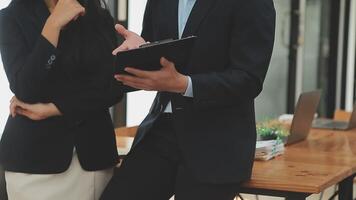 réunion du directeur financier discutant des statistiques financières sur le succès du projet de croissance de l'entreprise, investisseur professionnel travaillant sur un projet de démarrage pour un plan stratégique avec document, ordinateur portable et tablette numérique. video